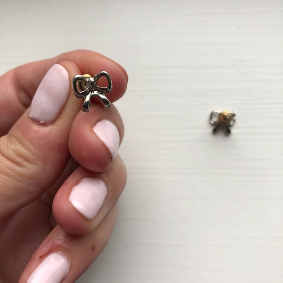 Chic vintage tiny silver bow stud earrings - Picture 4 of 5